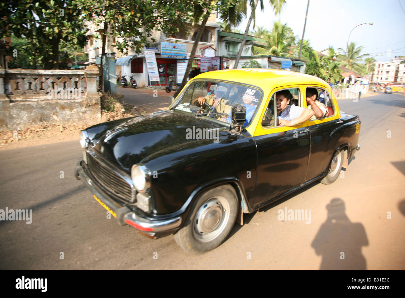 Eine traditionelle indische Taxi auf der Straße von Mobor Dorf in Goa, Indien Stockfoto
