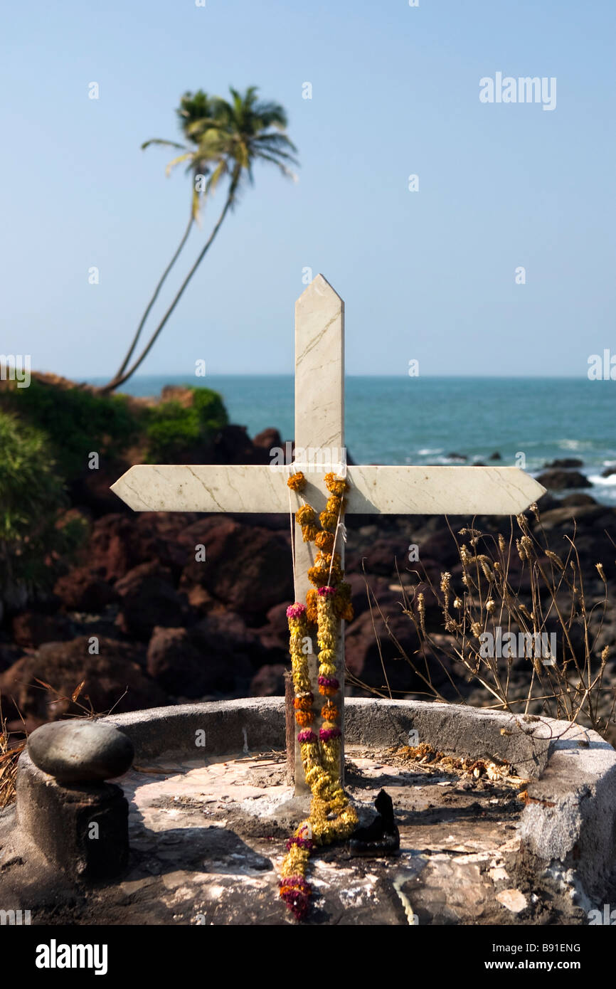 Schrein kleines Kreuz auf der Strandseite. Stockfoto