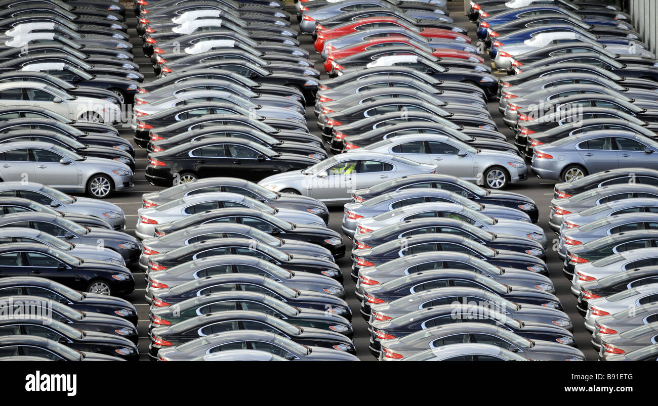 EIN ARBEITNEHMER FÄHRT UNTER DEN BRANDNEUEN JAGUAR AUTOS BEI COMPANYS AUTOFABRIK IN CASTLE BROMWICH, BIRMINGHAM, VEREINIGTES KÖNIGREICH. Stockfoto