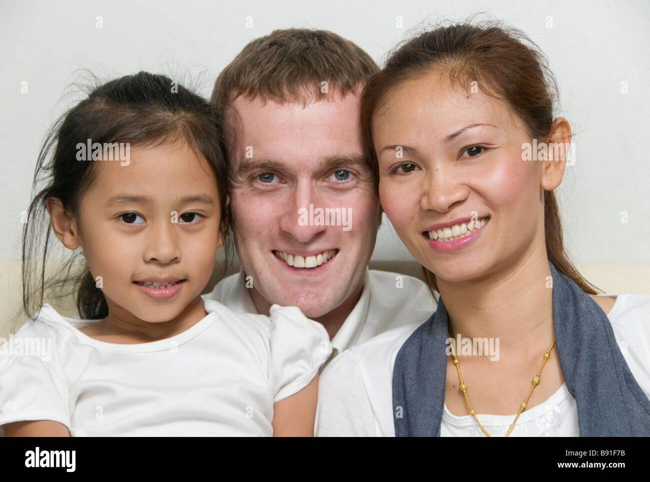 interracial junge Familie mit Kind Stockfoto