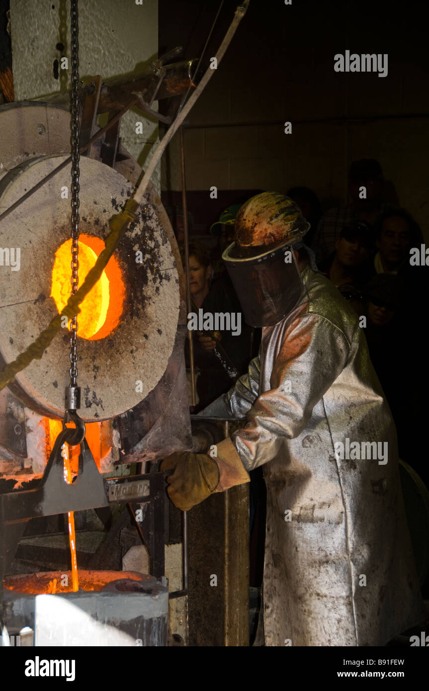 Arbeiter in Shidoni Bronze Kunstgießerei in Santa Fe, New Mexico Stockfoto