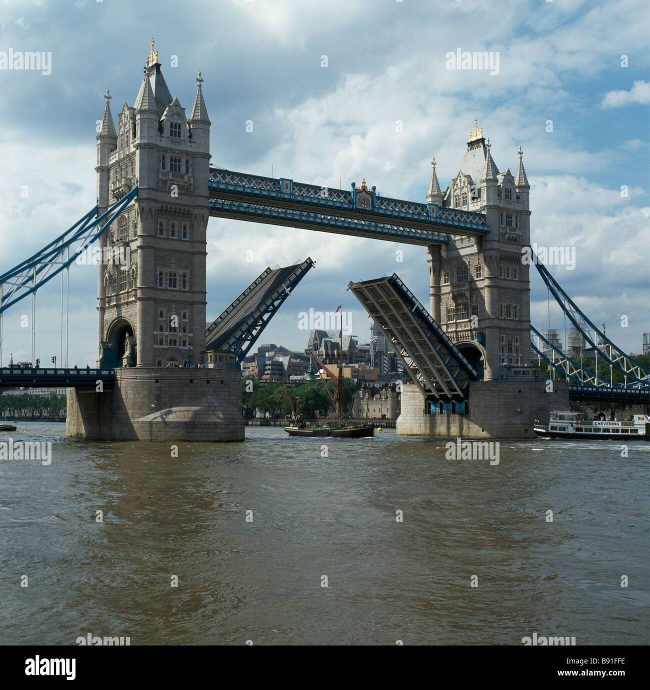 Tower Bridge öffnen für traditionelle London Segeln Lastkahn zu durchqueren. Stockfoto