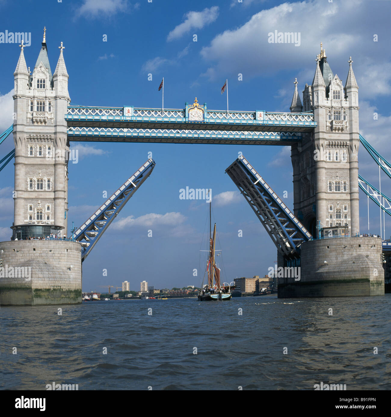 Tower Bridge über den Fluss Themse London öffnen für traditionelle London Segeln Schiff passieren Stockfoto