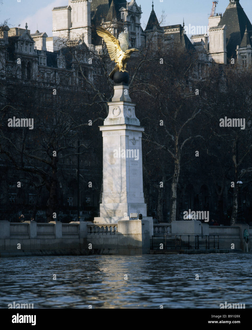 RAF-Denkmal auf der Themse in London mit Steinadler Stockfoto