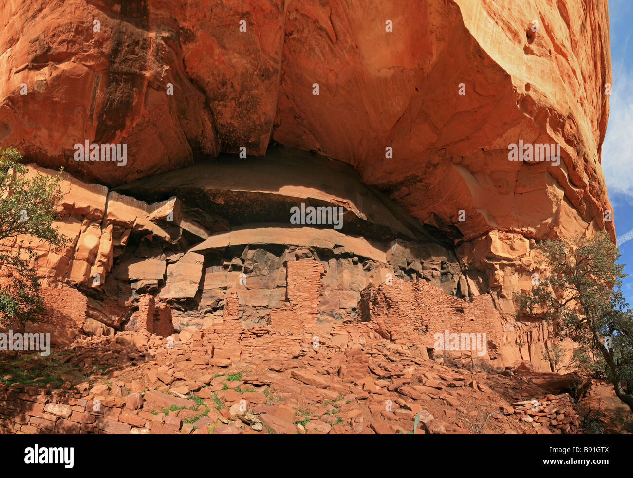 Weitwinkel-Bild von der 700 Jahre alten Sinaguan Honanki Inder Ruinen in der Nähe von Sedona Arizona Stockfoto