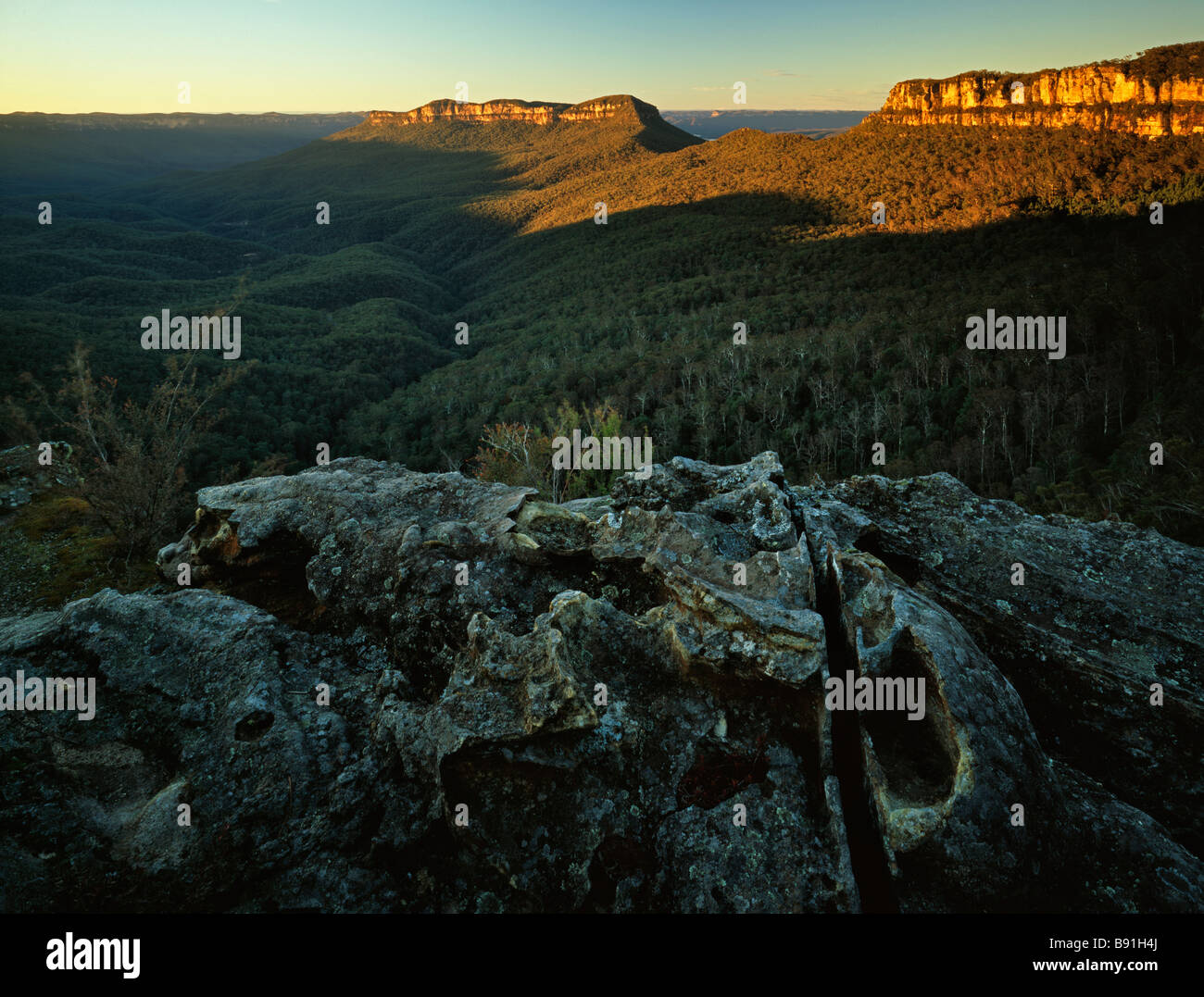 Sonnenaufgang über dem Mount Solitary und Jamison Valley, Blue Mountains National Park, NSW Australia Stockfoto