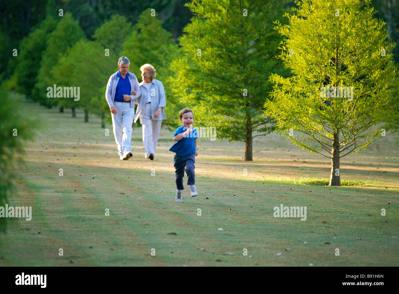 Zu Fuß Großeltern und Enkel laufen Stockfoto