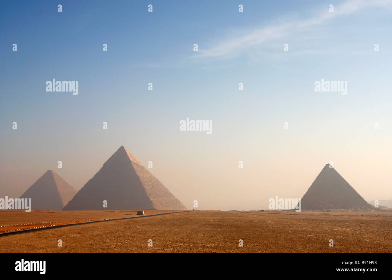 Ägyptische Pyramiden, Wüste Ansicht gegen blauen Himmel, Gizeh, Kairo, Ägypten, Nordafrika Stockfoto