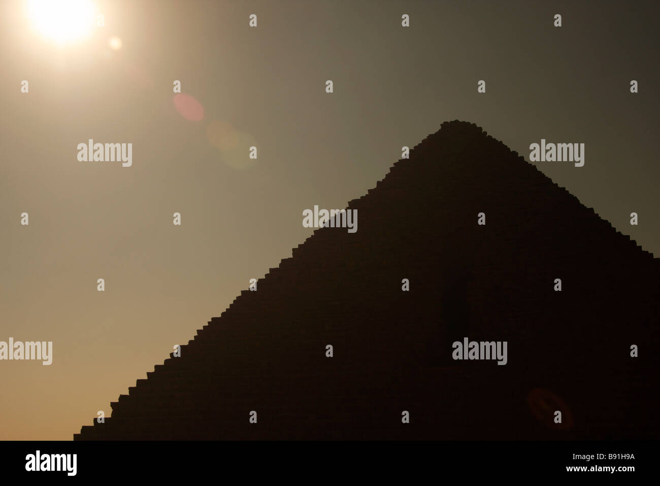 Silhouette der Pyramide des Mykerinos unter heißer Sonne, Gizeh, Kairo, Ägypten Stockfoto