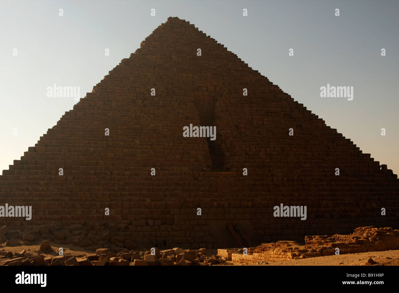 Silhouette von der Pyramide des Mykerinos (Mykerinos) zeigt große klaffende Wunde im Norden Gesicht, Gizeh, Kairo, Ägypten Stockfoto