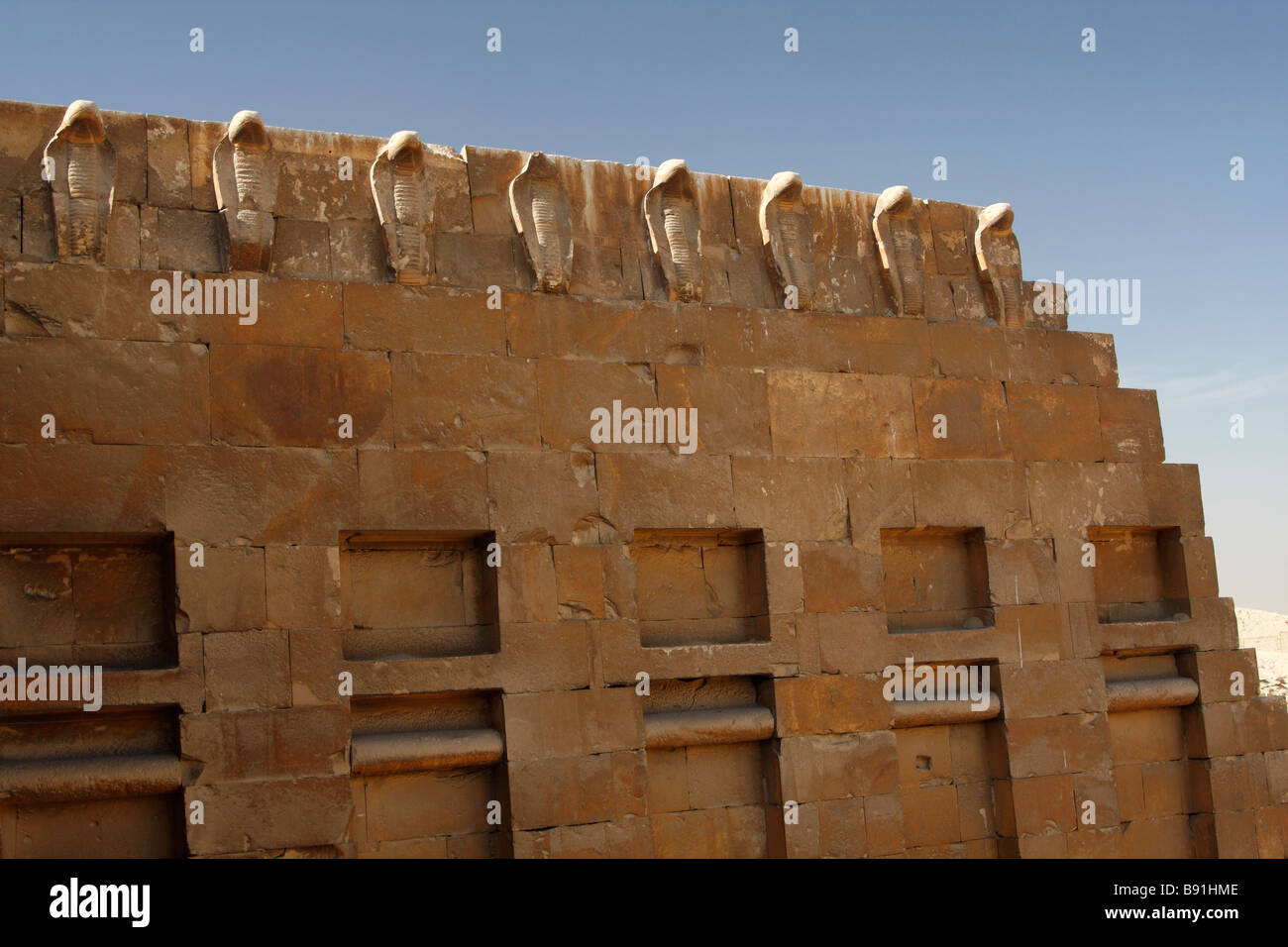 Fries aus Stein geschnitzt Kobras an Wand von Süden Gruftkapelle, Funerary Komplex des Djoser, Sakkara, Ägypten Stockfoto