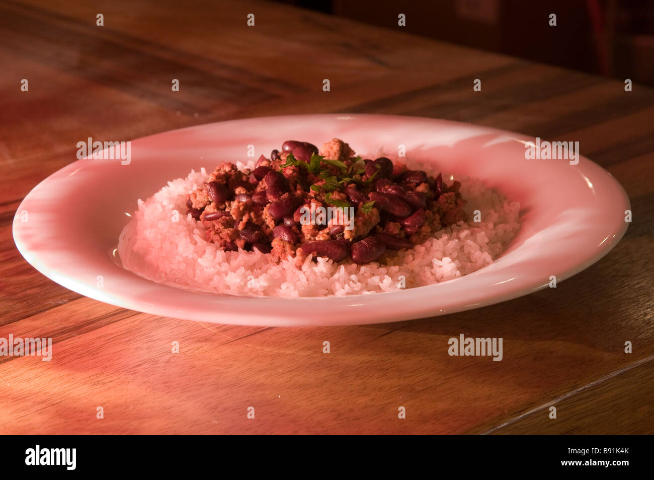Teller mit Chili Con Carne Hackfleisch mit Bohnen und Reis in einem Restaurant serviert Stockfoto