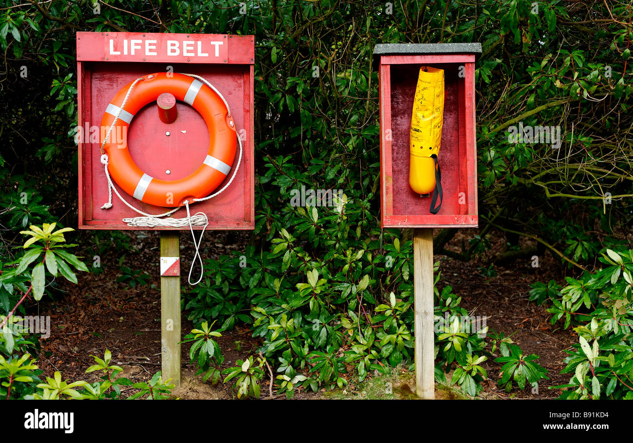 Rettungsring und Flotation Gerät in einem Park am See Stockfoto