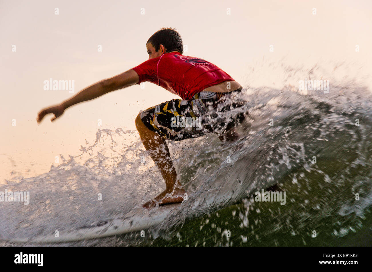 Israel Mittelmeer Meer Welle surfer Stockfoto