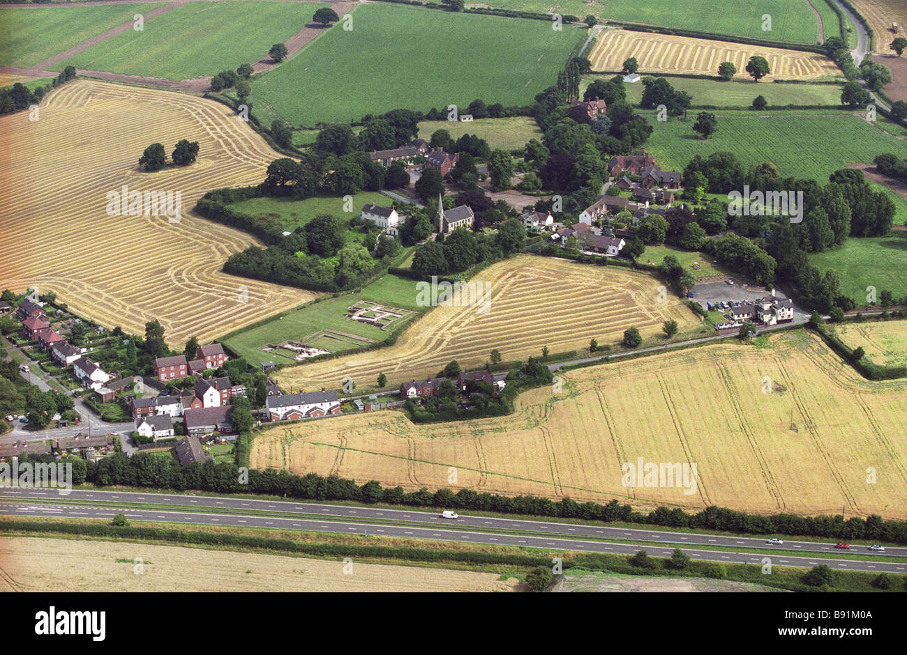 Luftaufnahme der Wand in der Nähe von Lichfield Staffordshire England Uk mit römischen Ruinen auf links und Watling Straße A5 Straße Stockfoto