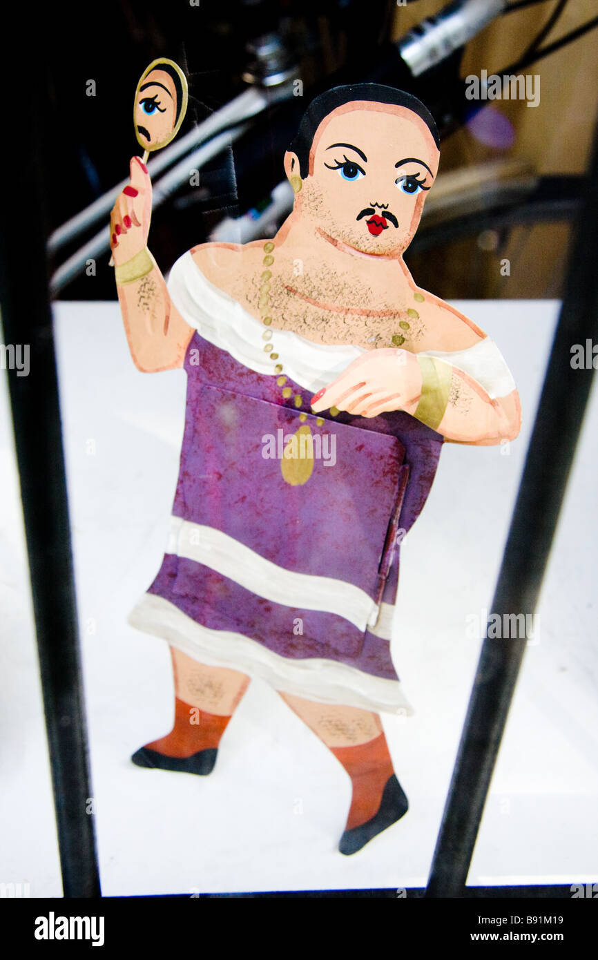ein hölzerner Ausschnitt ein Transvestit, männliche Figur, gekleidet in Frauenkleidern in einem Schaufenster in amsterdam Stockfoto
