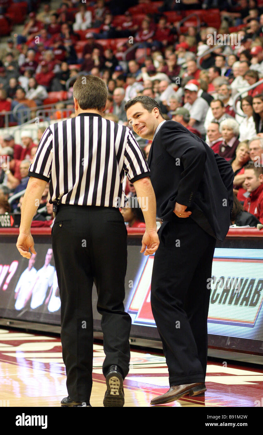 Tony Bennett, Kopf Basketball-Trainer an der Washington State, bespricht einen Anruf mit einer der Schiedsrichter während des Spiels Pac-10 2008 / 09. Stockfoto