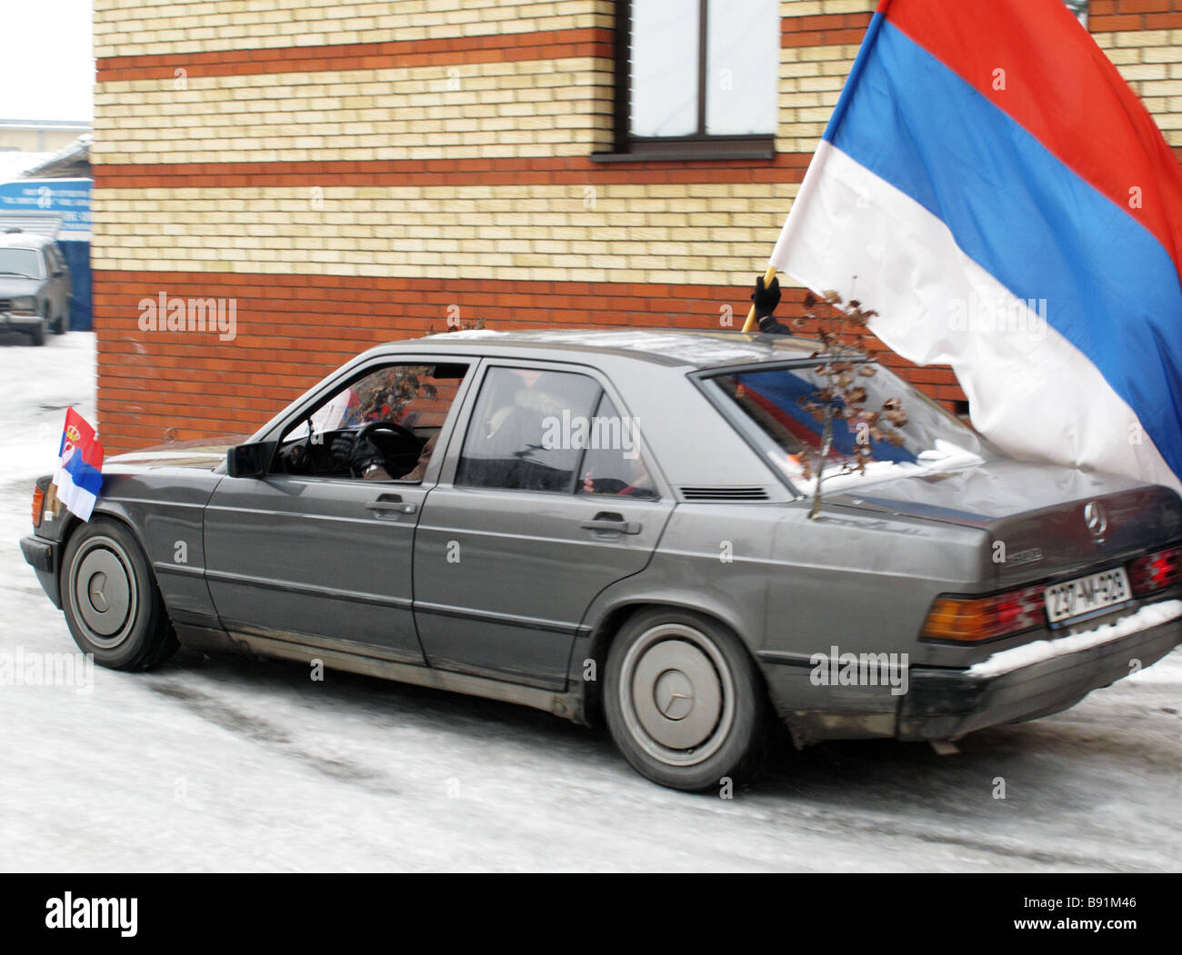 Auto in Bewegung, die unter der rot blau-weißen serbische Flagge In Banja Luka Bosnien und Herzegowina Stockfoto