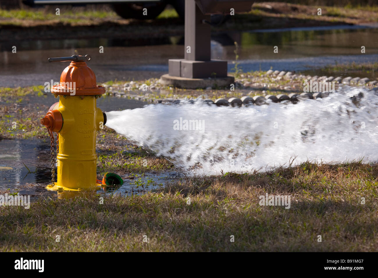 Wasser sprudelt aus einer offenen Hydranten Stockfoto