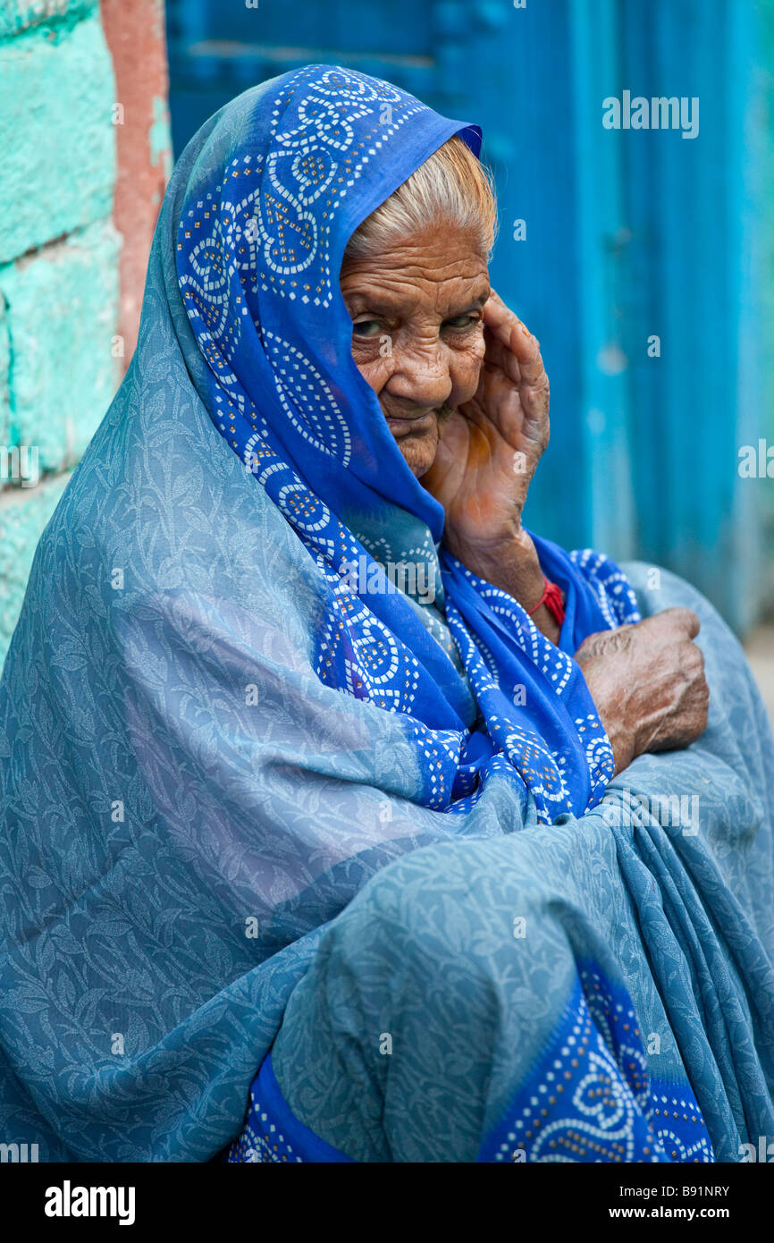 Ältere indische Frau in Fatehpur Sikri in Uttar Pradesh, Indien Stockfoto