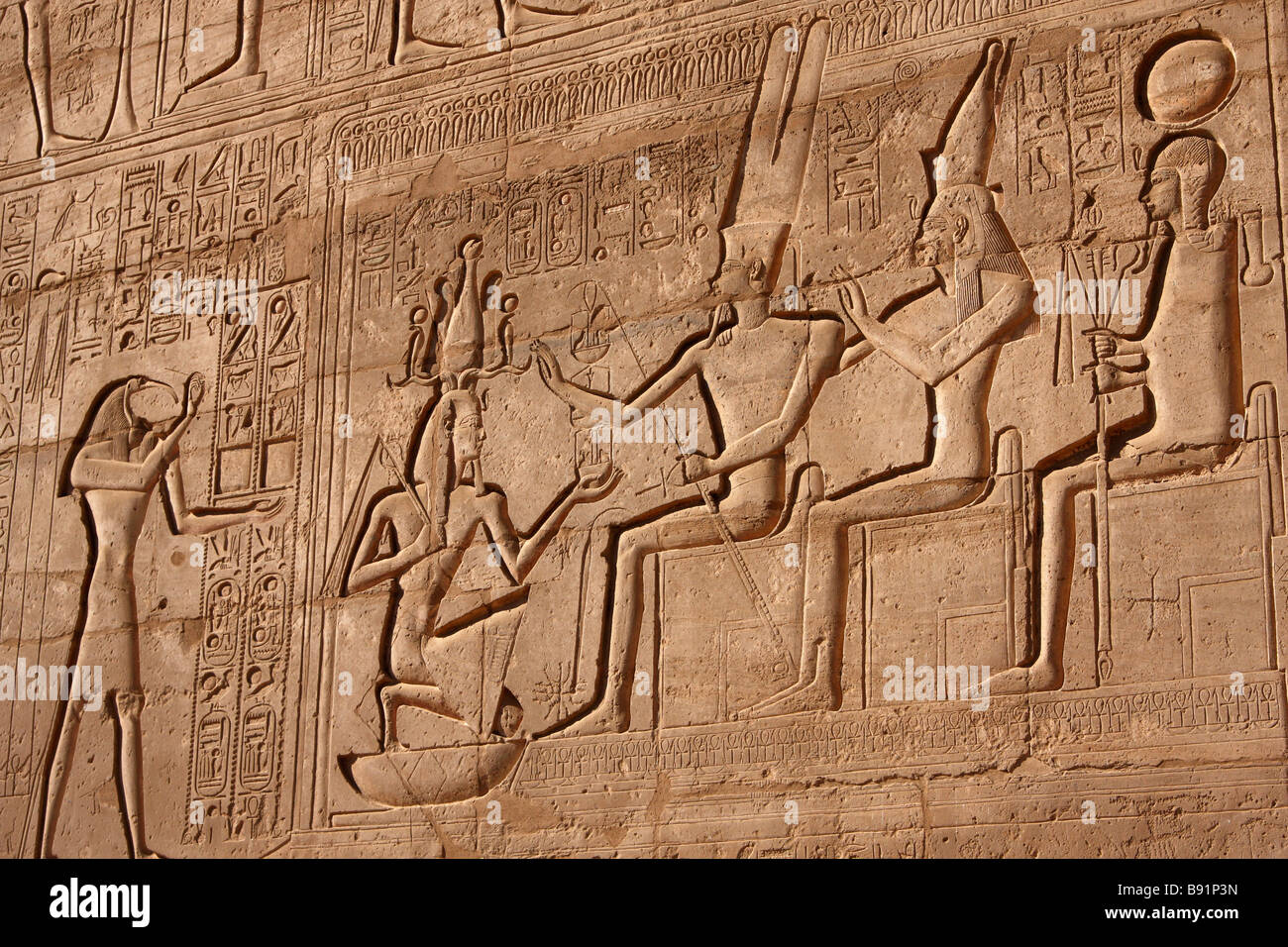 Ägyptische Wand-Relief-Szene. Gott Thoth, Ramses II, thebanischen Familie Dreiklang von Amun, Mut und Khonsu. Ramesseum Tempel, Luxor, Ägypten Stockfoto