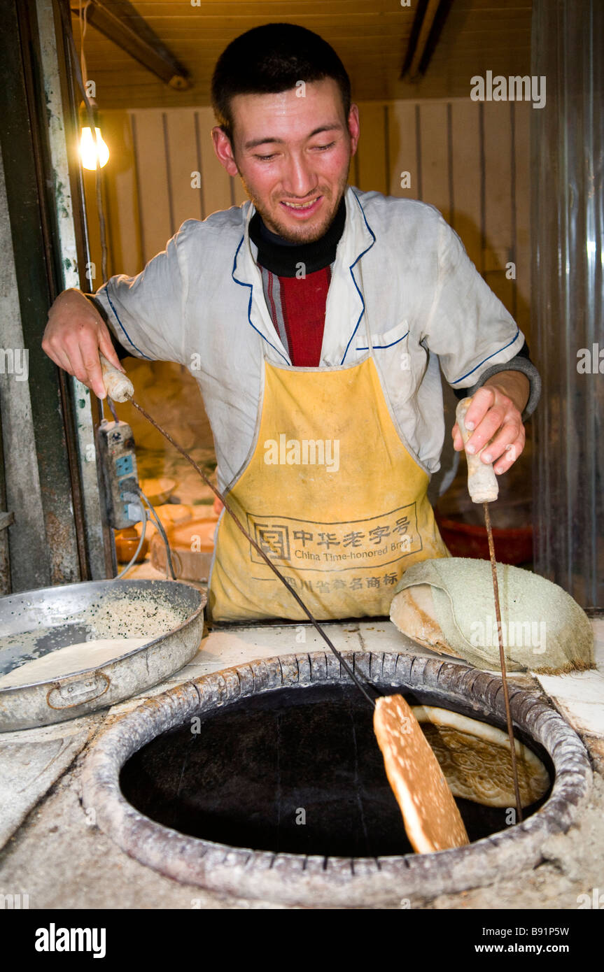 Ein Besuch in einer örtlichen Nan (Nan) Brot Bäckerei mit Tandoori Lehmofen. Stockfoto