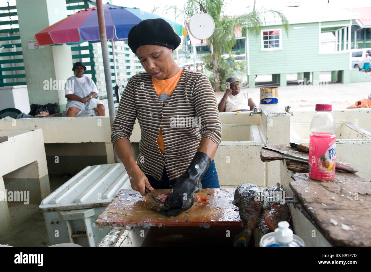 Eine Dame Mut Fisch auf dem Markt am Kai in St John s den Hauptort Stockfoto