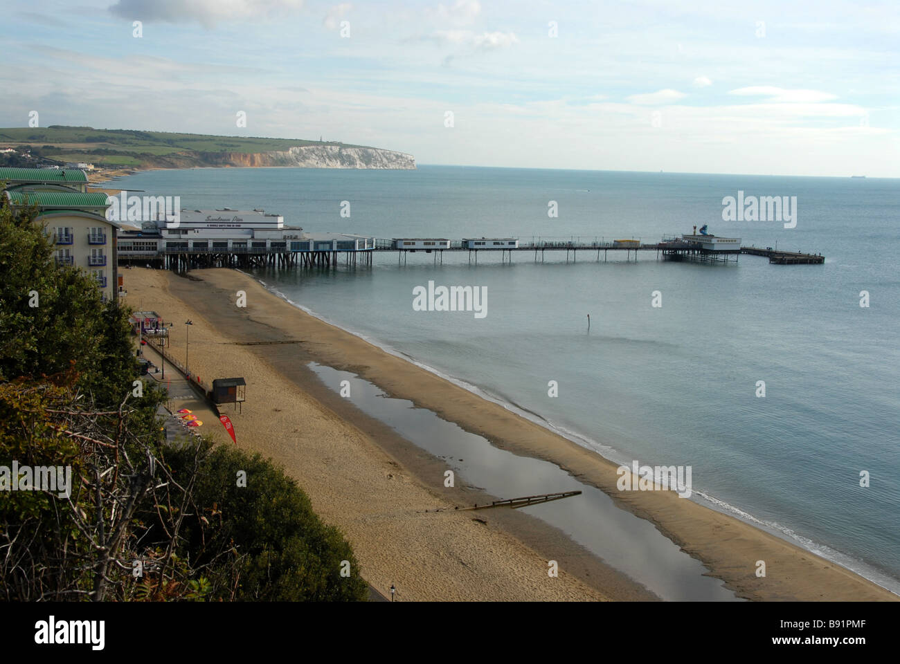 Der viktorianische und gebaute Sandown Pier und ein langer Sandstrand, der bei Urlaubern beliebt ist, auf der östlichen Seite der Isle of Wight mit Blick auf den so Stockfoto