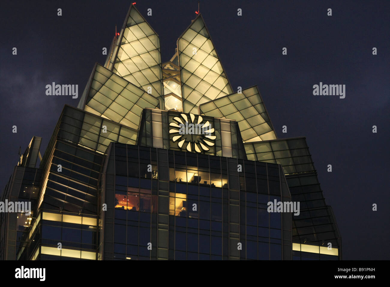 Nachtansicht des Gebäudes Frost Bank Tower in Austin Texas.  Für den redaktionellen Gebrauch bestimmt. Stockfoto