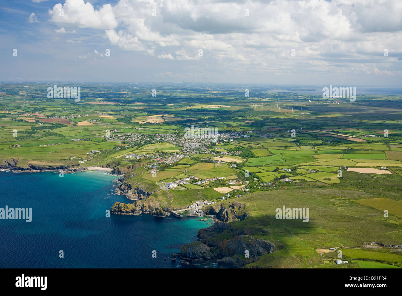 Luftaufnahme von Mullion Cove Lizard Halbinsel in Sommersonne Cornwall England UK United Kingdom GB Großbritannien britische Inseln Stockfoto