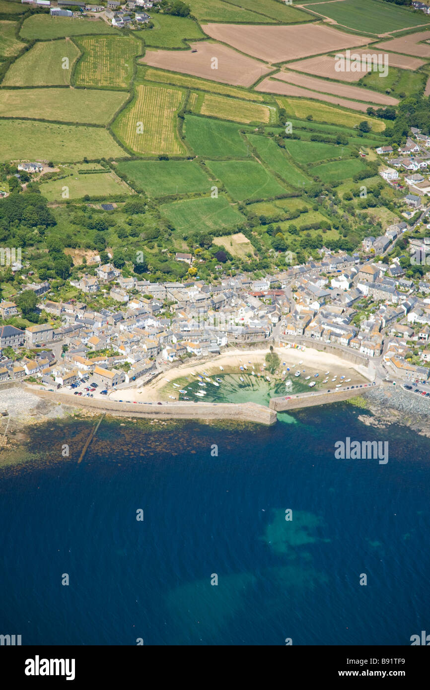 Luftaufnahme von Mousehole Harbour in Sommersonne Cornwall England UK United Kingdom GB Großbritannien britischen Inseln Europa EU Stockfoto