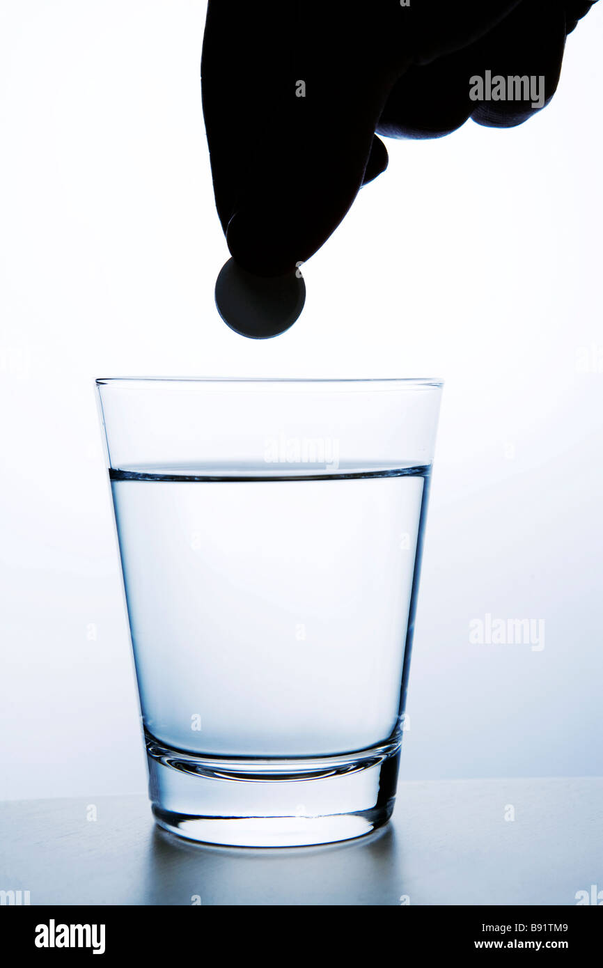 Eine Brausetablette und ein Glas Wasser Nahaufnahme. Stockfoto