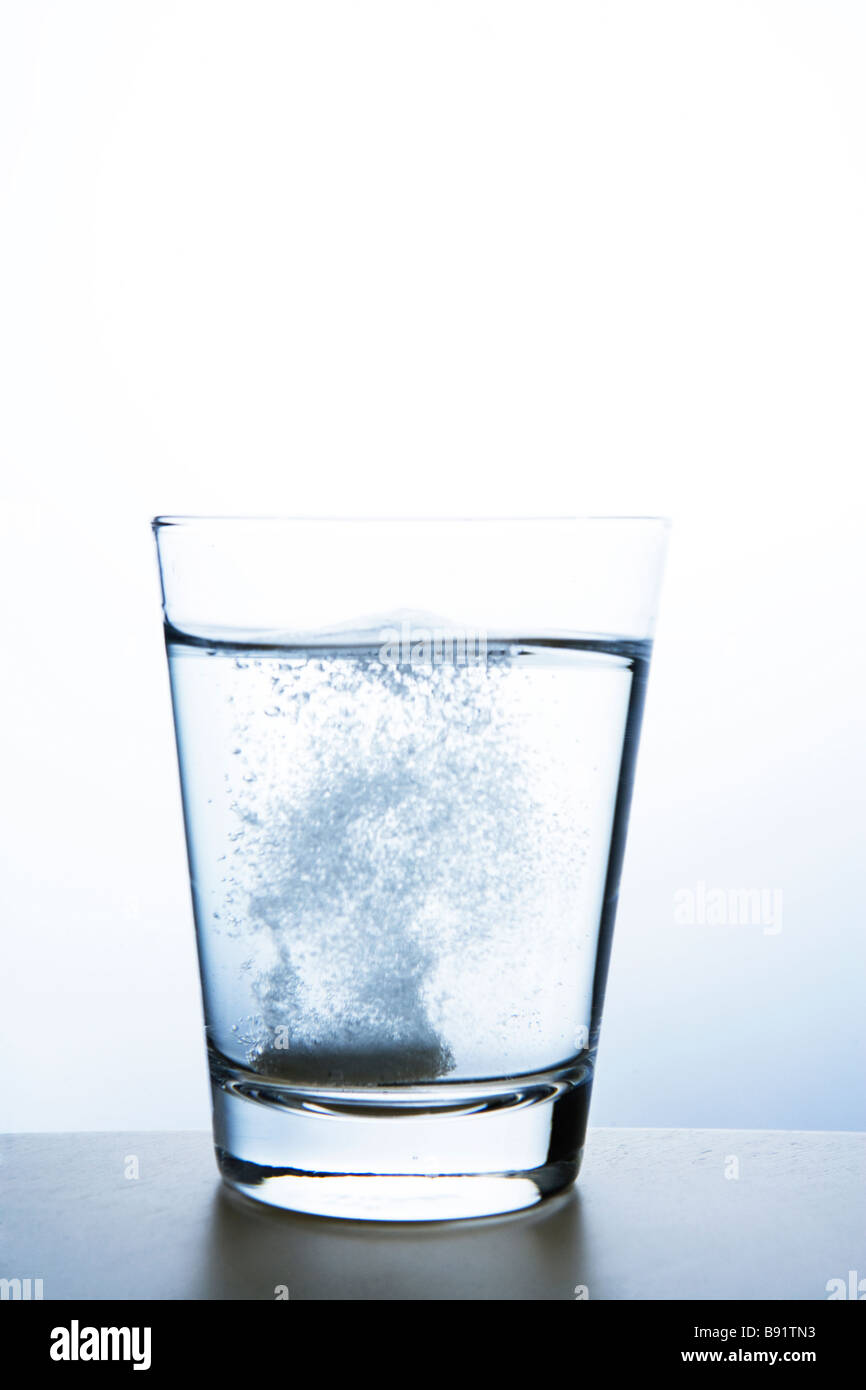 Eine Brausetablette und ein Glas Wasser Nahaufnahme. Stockfoto