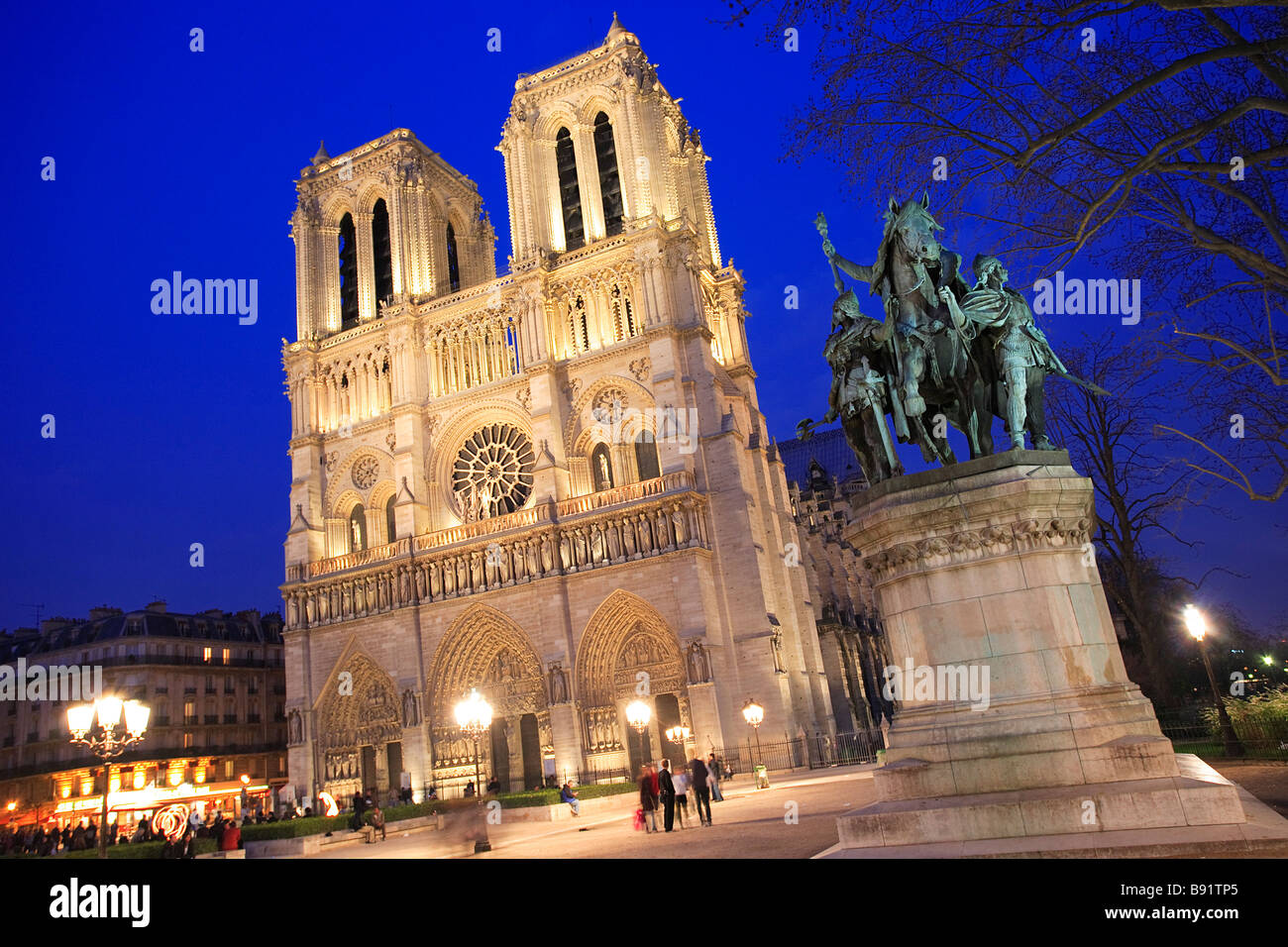 NOTRE DAME KATHEDRALE AT NIGHT PARIS Stockfoto