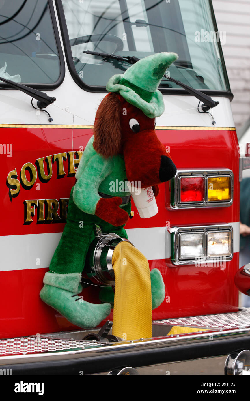 Feuerwehr-Maskottchen ein Bierchen getrunken, während St. Patricks Day Parade Stockfoto
