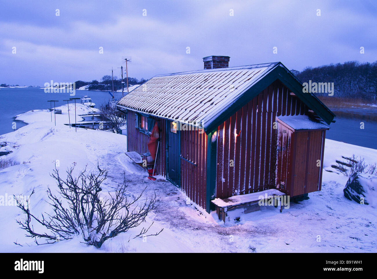 Ein Ferienhaus auf einer Insel im Winter Angskar Stockholmer Schären Schweden. Stockfoto