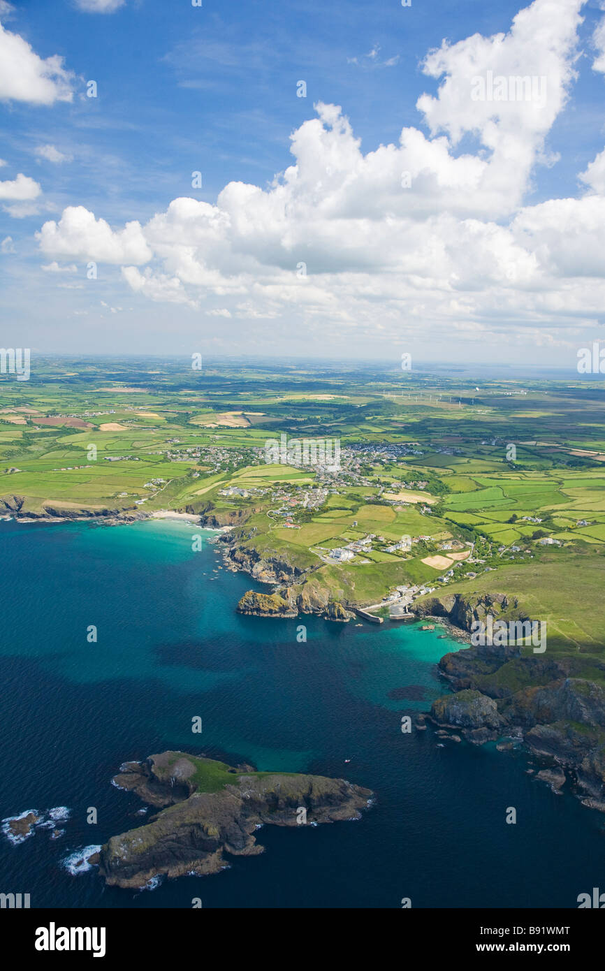 Luftaufnahme von Mullion Cove Lizard Halbinsel in Sommersonne Cornwall England UK United Kingdom GB Großbritannien britischen Inseln Eur Stockfoto