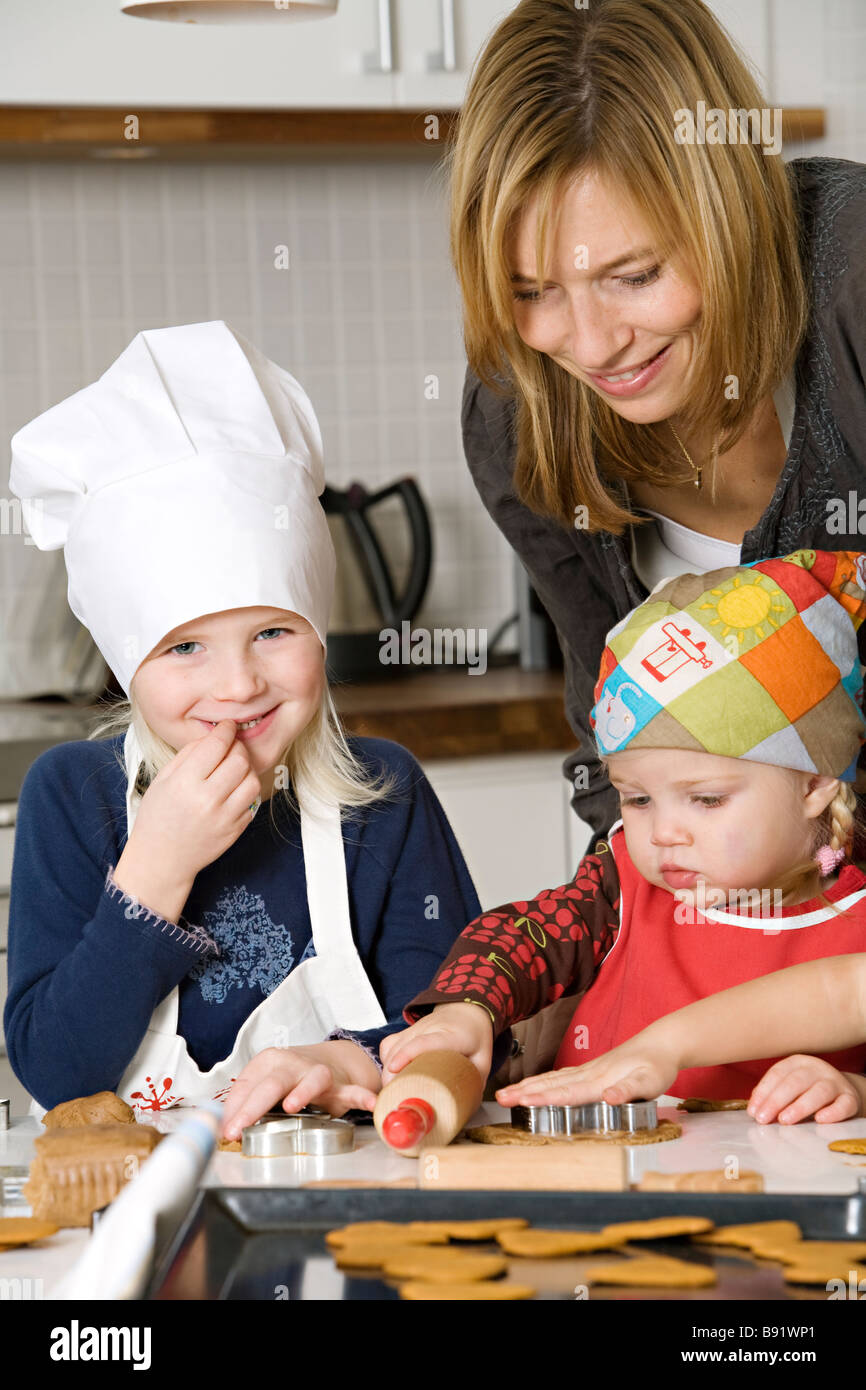 Eine Mutter mit ihren Töchtern Schweden backen. Stockfoto