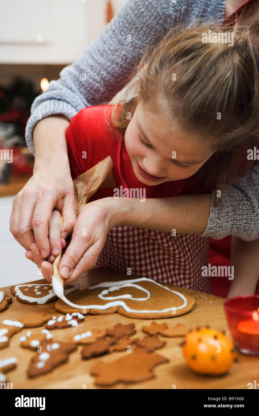 Mutter und Tochter backen Lebkuchen Schweden. Stockfoto