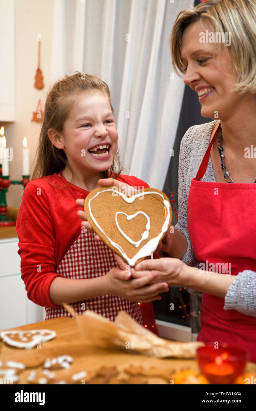 Mutter und Tochter backen Lebkuchen Schweden. Stockfoto