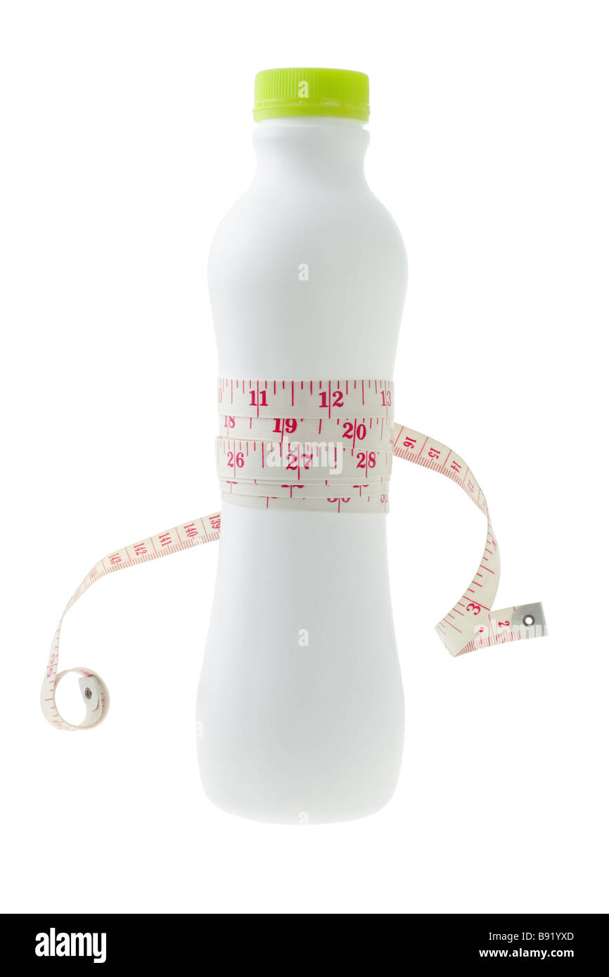 Maßband Verpackung Runde Mittelteil der Milchflasche auf weißem Hintergrund Stockfoto