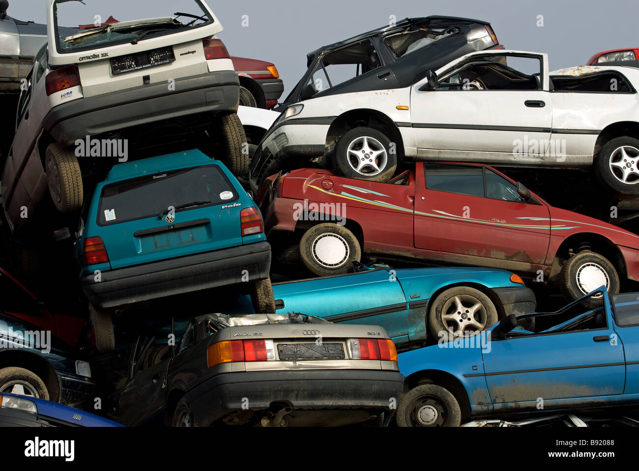 Schrott-Autos zu einem Recyclingzentrum, Opladen in der Nähe von Leverkusen, Nordrhein-Westfalen, Deutschland. Stockfoto