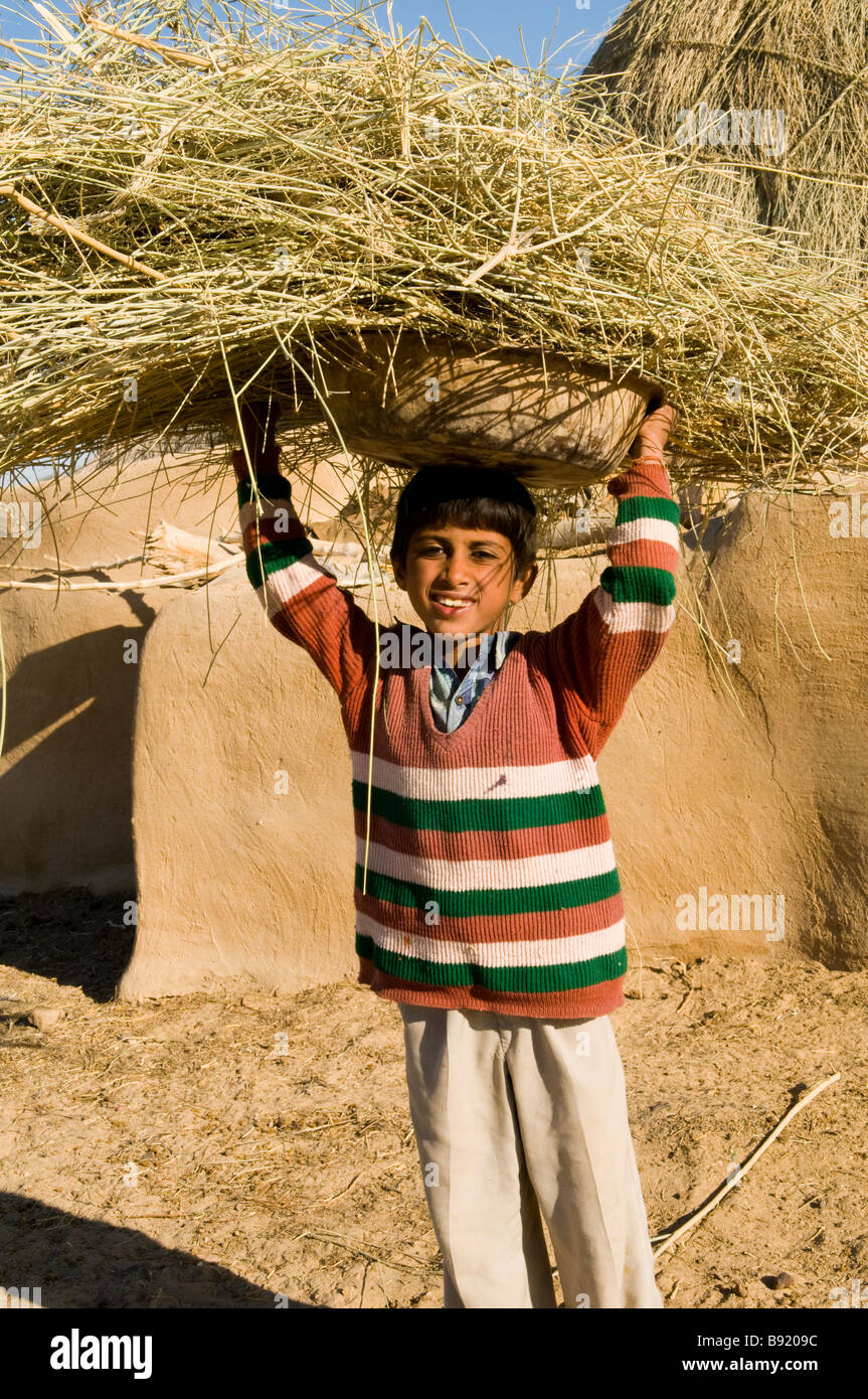 Ein netter indische Junge in seinem Dorf. Stockfoto