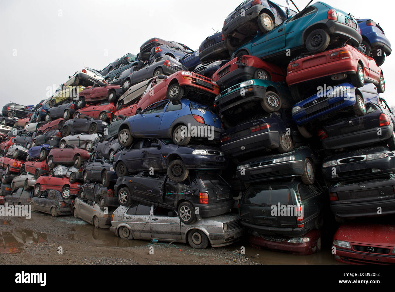 Schrott-Autos zu einem Recyclingzentrum, Opladen in der Nähe von Leverkusen, Nordrhein-Westfalen, Deutschland. Stockfoto