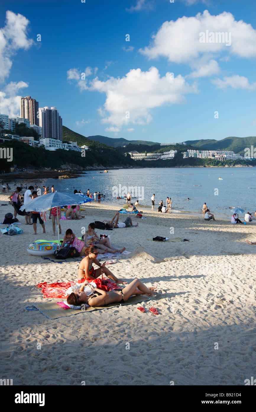 Leute, Sonnenbaden am Stanley Main Beach, Hong Kong Stockfoto