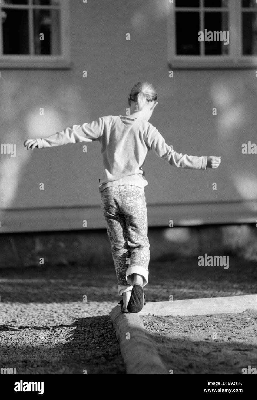 Ein Mädchen versucht, ihr Gleichgewicht Schweden zu halten. Stockfoto