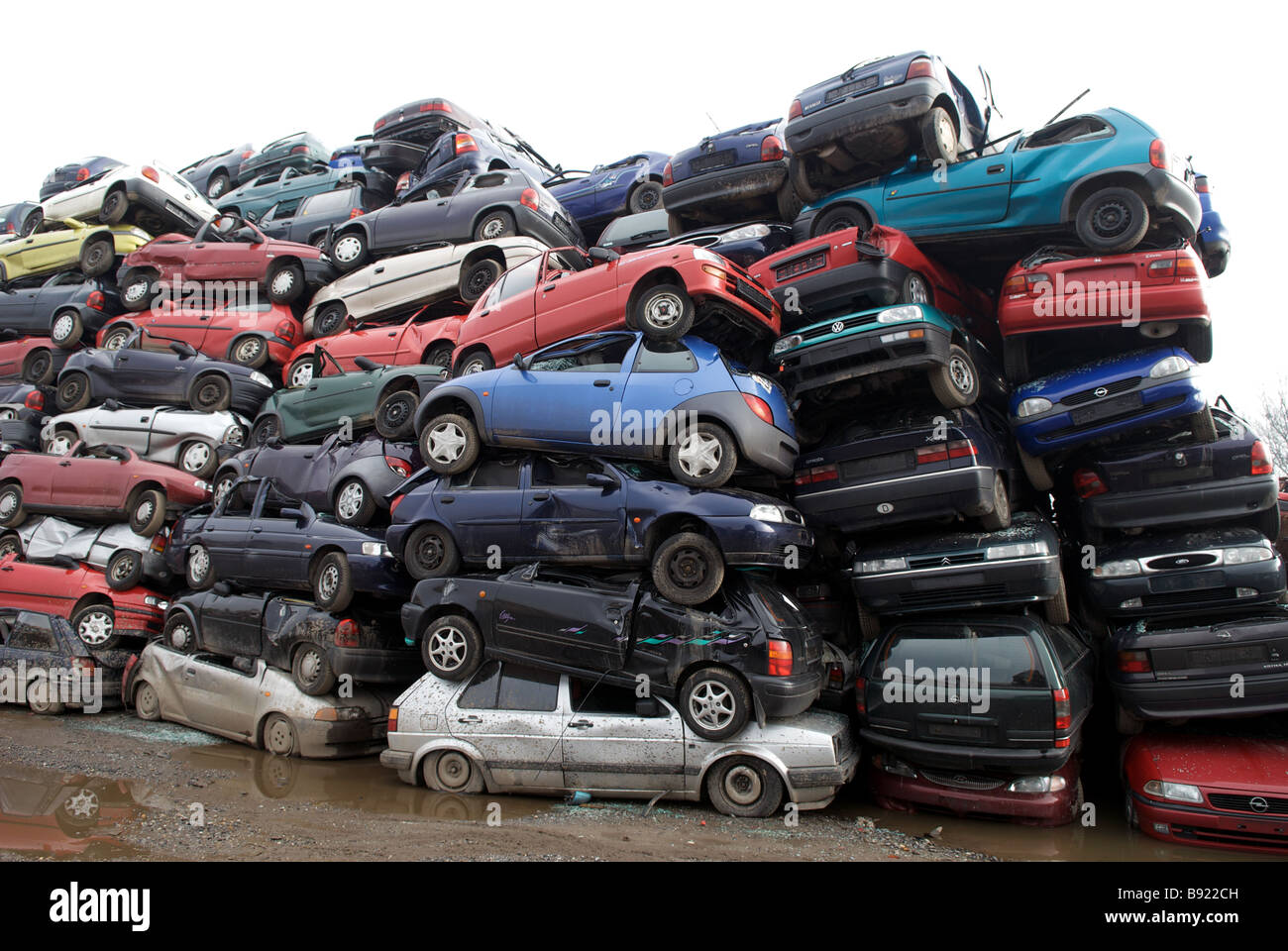 Schrott-Autos zu einem Recyclingzentrum, Opladen in der Nähe von Leverkusen, Nordrhein-Westfalen, Deutschland. Stockfoto