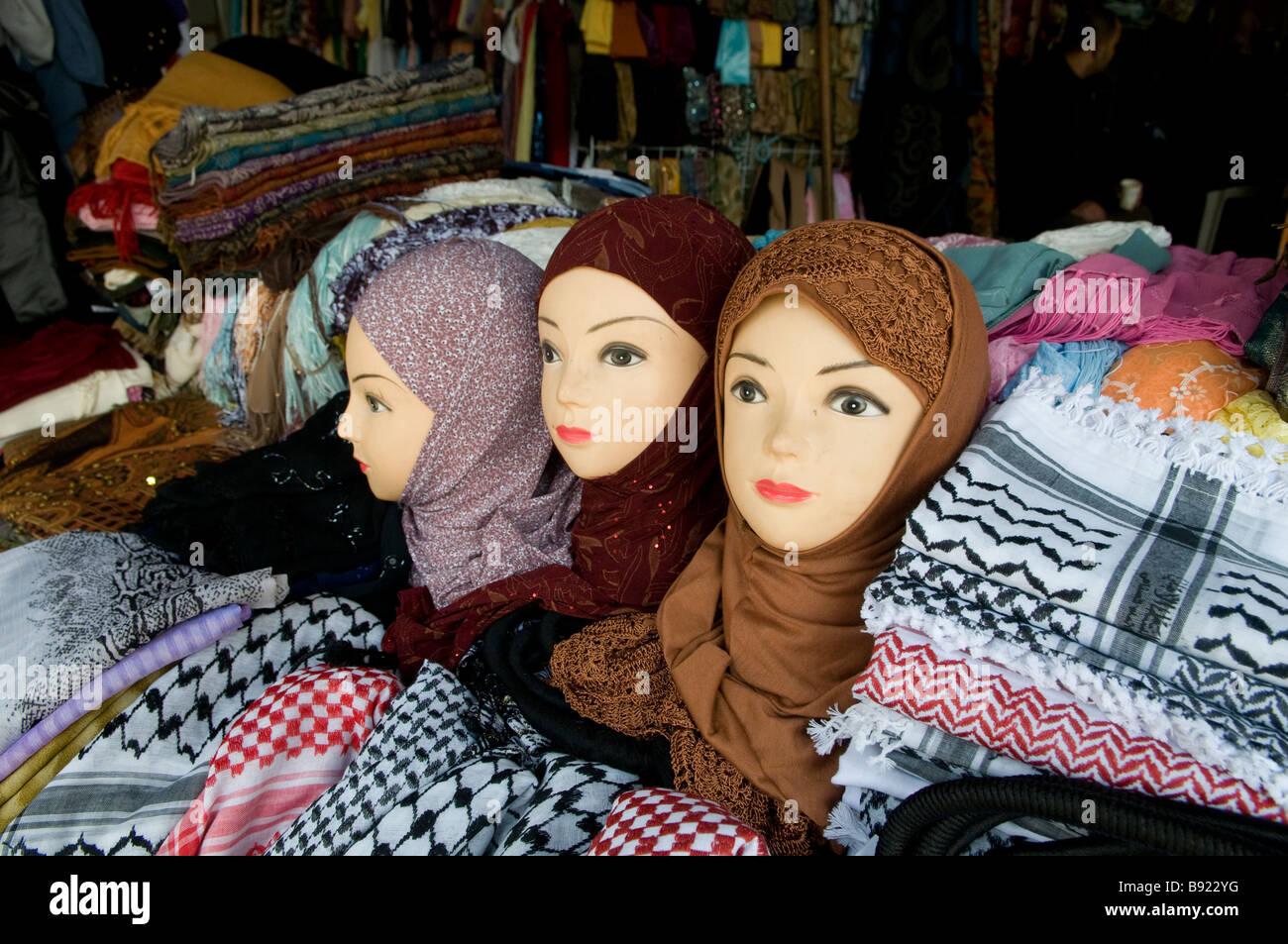 Traditionelle Hijab Kopfschmuck und Netzmuster keffiyeh oder kufiya Kopfschmuck Zum Verkauf auf dem Altstadtmarkt Muslim Viertel Ost Jerusalem Israel Stockfoto