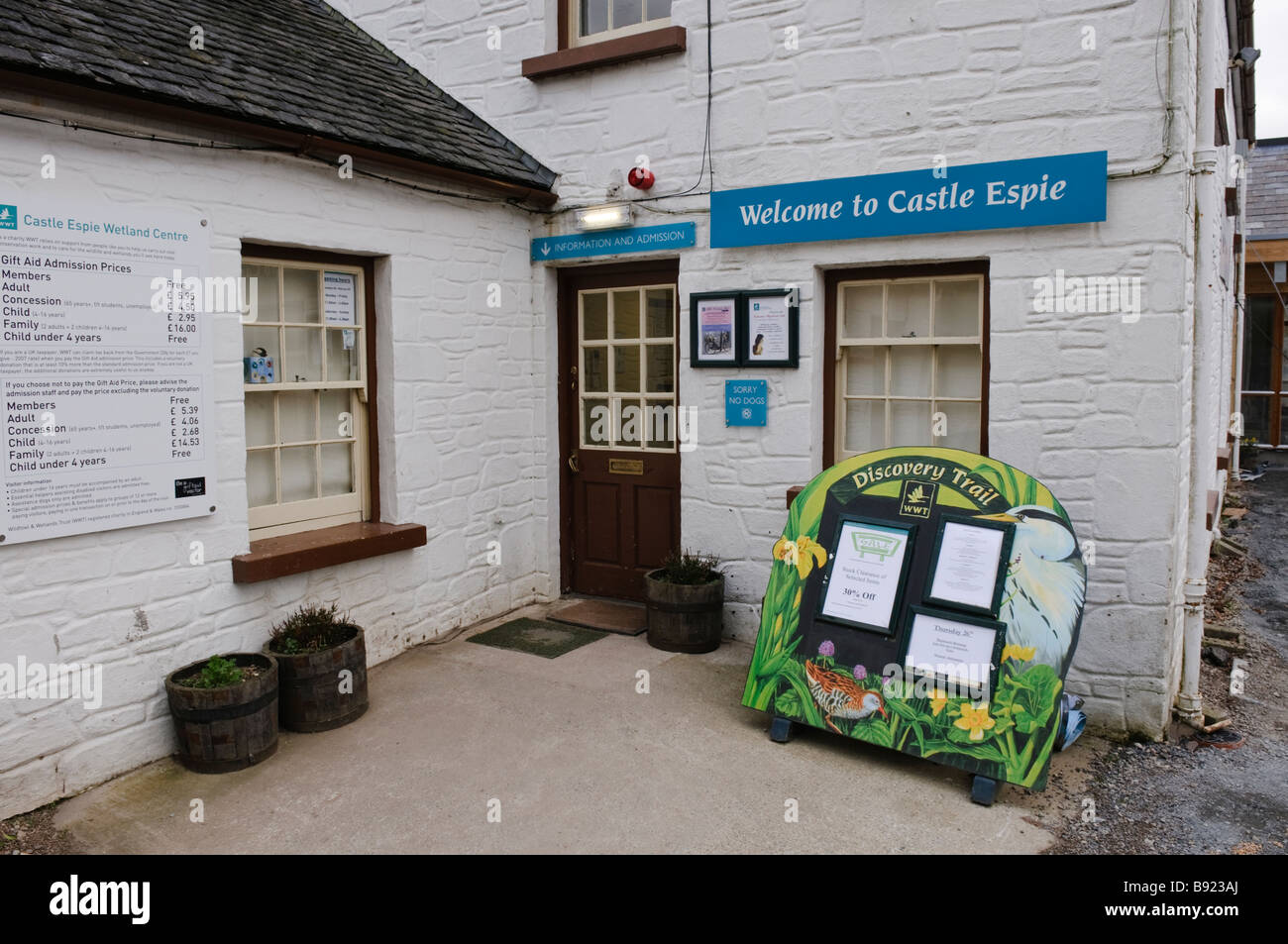 Vor dem Eingang zur Burg Espie, Federwild und Feuchtgebiete Vertrauen (WWT), Comber, Nordirland Stockfoto