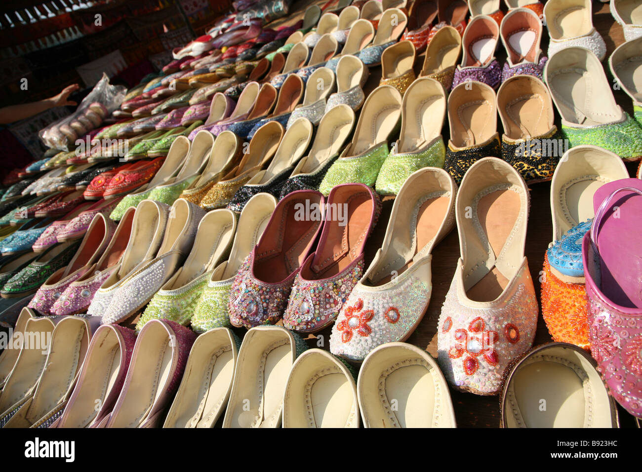 Eine Szene von Anjuna Flohmarkt in Goa, Indien verschlagen. Stockfoto